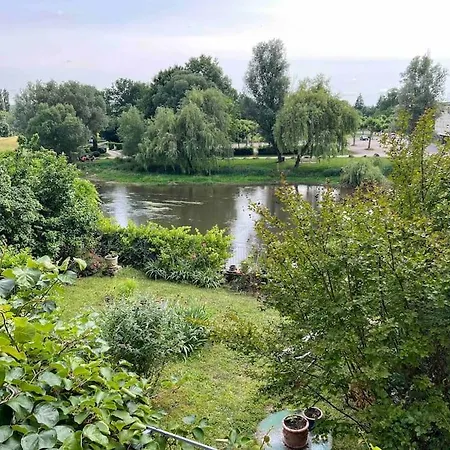 度假居 River View With Garden In *